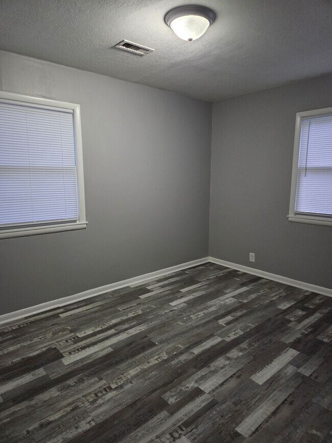 Building Photo - 1025 S St Clair St