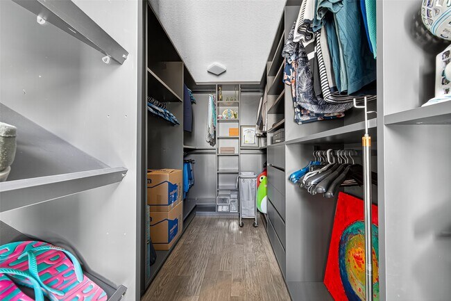 Building Photo - 10021 Hillside Bayou Dr