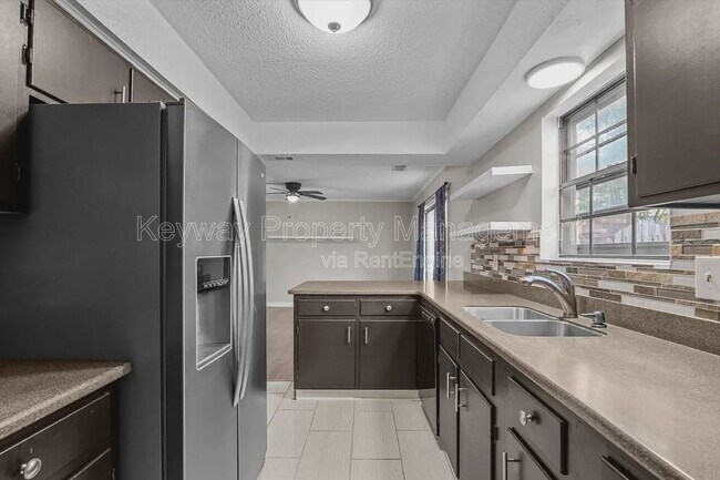 Building Photo - 2918 Arrowhead Dr