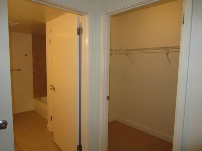 Building Photo - 2 BD / 2 BA Condo in Kakaako!