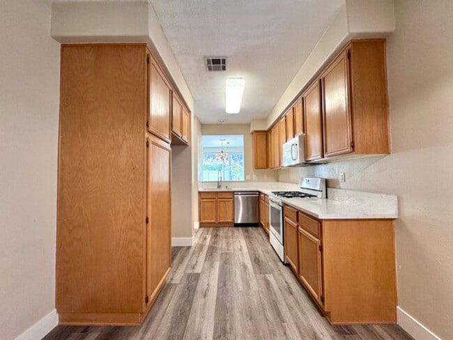 Building Photo - Beautiful and Spacious 3 Bedroom 2.5 Bath ...