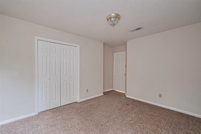 Building Photo - 1327 W Forest Dr