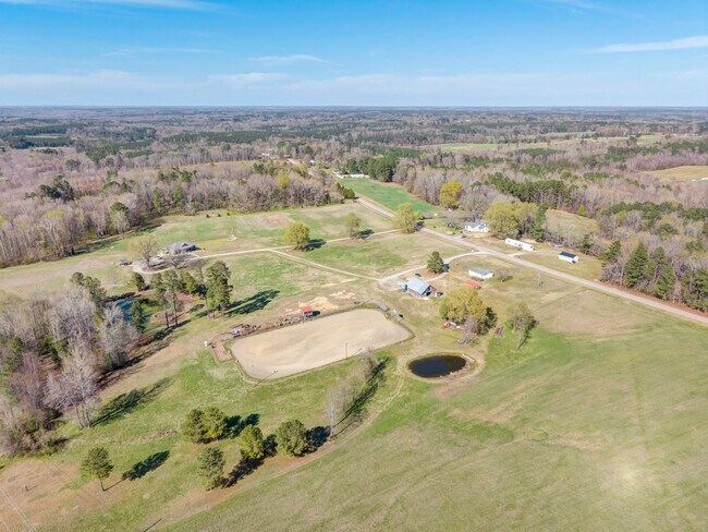 Building Photo - 3 Bedroom/2 Bathroom Equine Farm Home