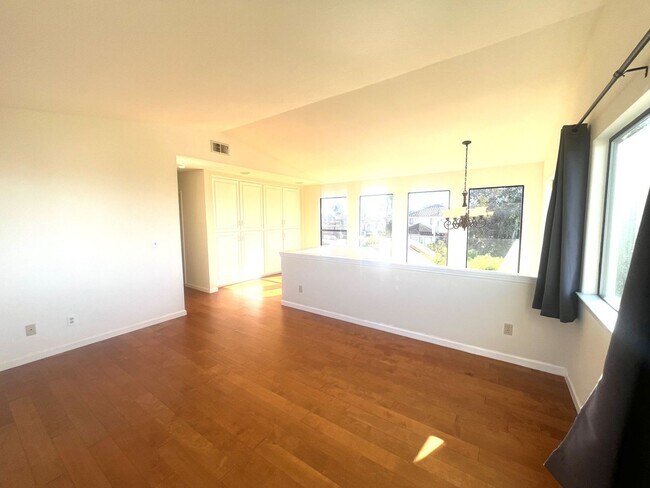 Building Photo - Charming 2-story home in Pismo Beach