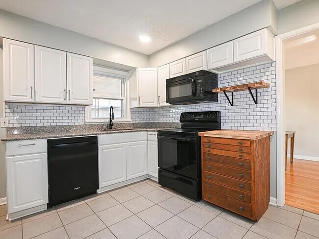 Building Photo - Large Corner Lot