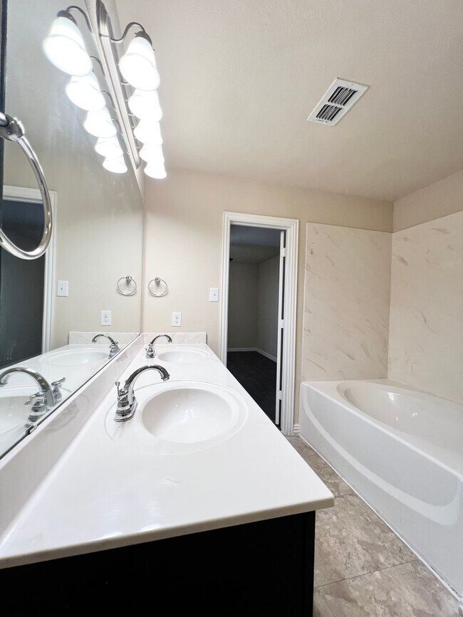 Building Photo - 660 River Garden Dr