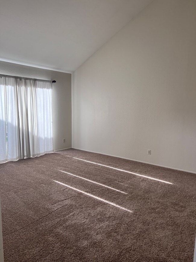 Building Photo - Large 3BR/2BA Townhouse, 2 Car Garage, Was...