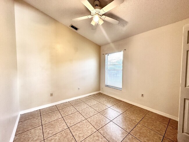 Building Photo - 9606 Chandon Dr