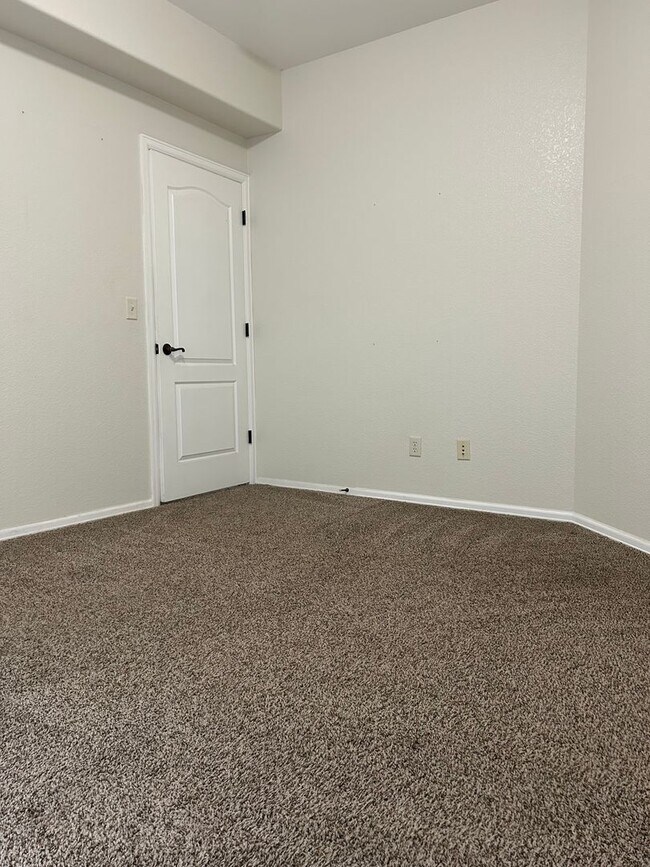 Building Photo - Charming 2 Bedroom 2 Bathroom Condominium in Mountain Shadows Area