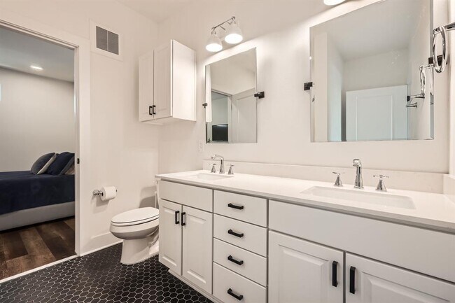 Building Photo - 4704 Sunset Trail