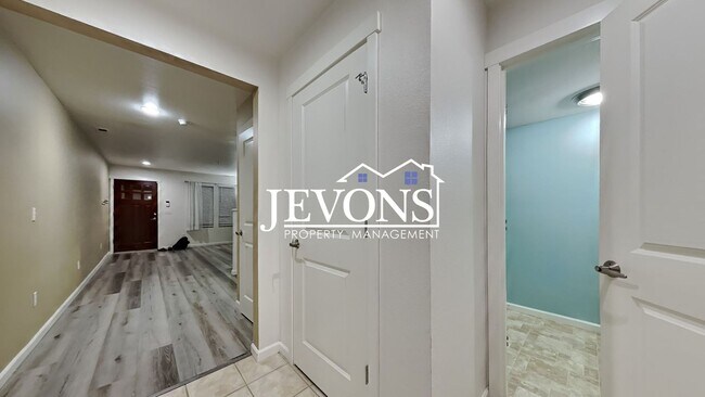 Building Photo - Experience this beautiful SeaTac single-fa...