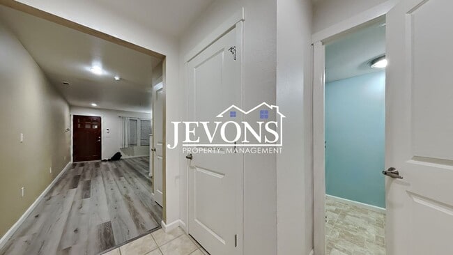 Building Photo - Experience this beautiful SeaTac single-family home with an equipped kitchen, high ceilings, near...