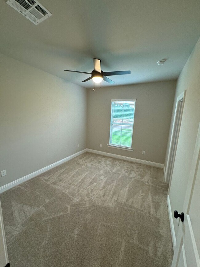 Building Photo - Like New Construction in Haughton...