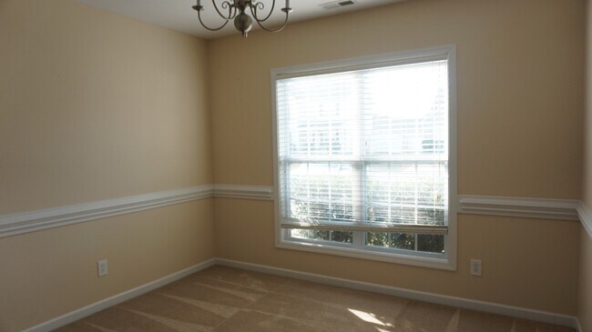 Building Photo - 197 Bennington Dr