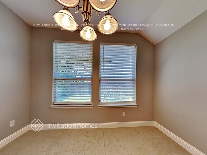 Building Photo - 1304 Roadrunner Dr