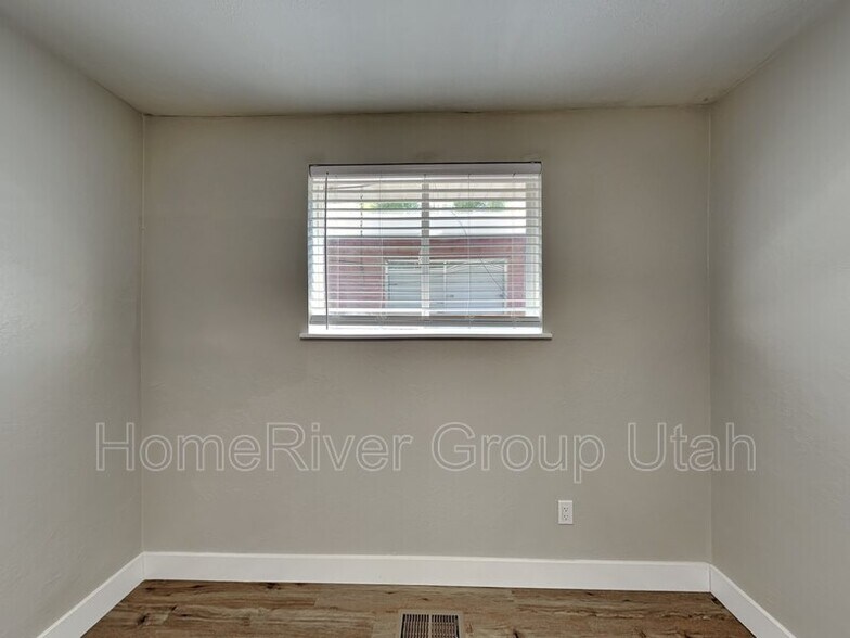 Building Photo - 548 N Redwood Rd