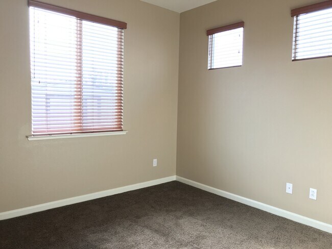 Building Photo - 1235 Bluegrass Ct
