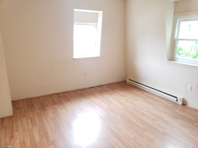 Building Photo - Charming 2Bed/1Bath Semi-Detached Home in Allentown!