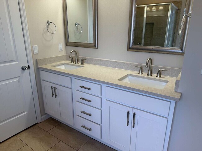 Building Photo - "Charming 4-Bedroom Gem in Niceville with Granite Elegance – 2046 Sq Ft of Comfort!"