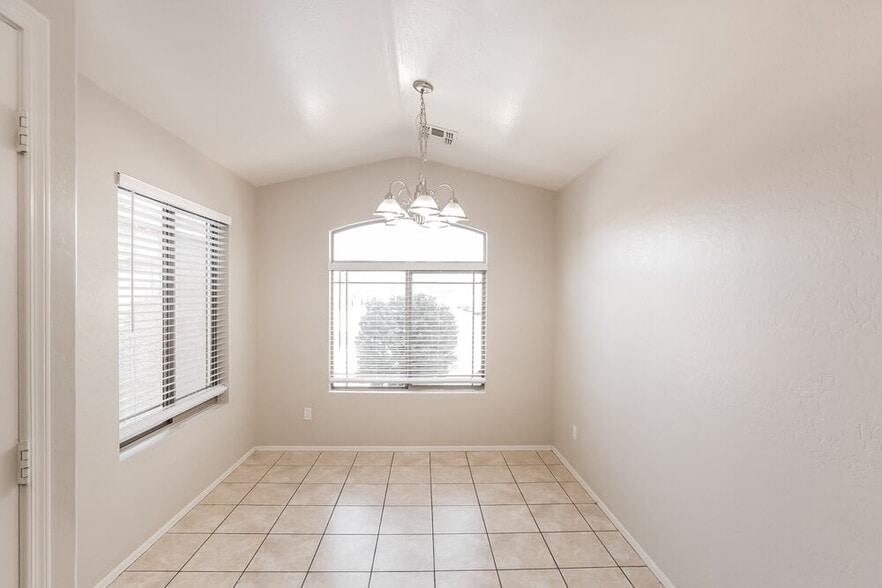 Building Photo - 5704 S 32nd Dr