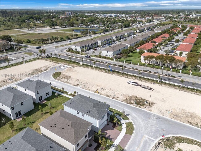 Building Photo - 615 NE 1st Ave