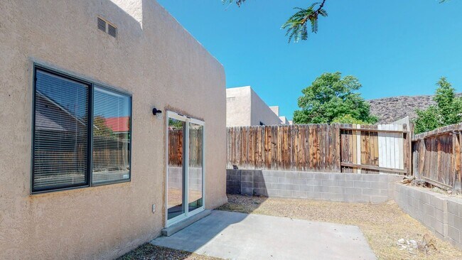 Building Photo - WESTSIDE HOME 3 Bedroom 2 Bath With 2 car garage