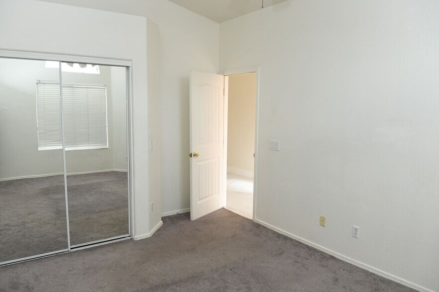 Building Photo - 16625 S 46th Pl