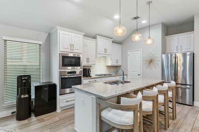 Building Photo - 104 Indian Paintbrush Trl