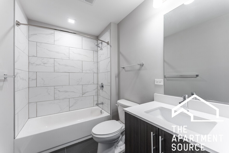 Building Photo - 301 W North Ave