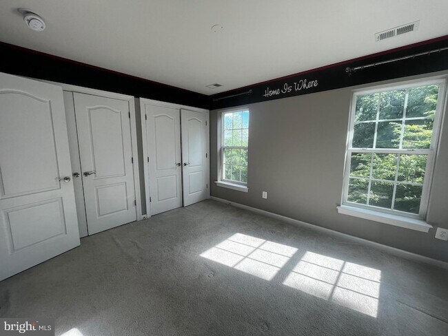 Building Photo - 8195 Falls Grove Dr