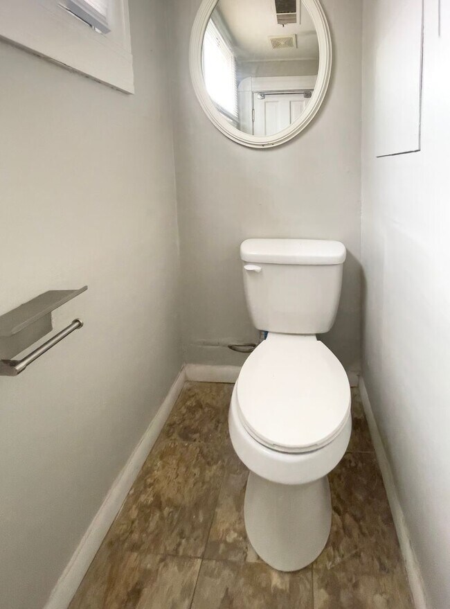 Building Photo - 830 W North St