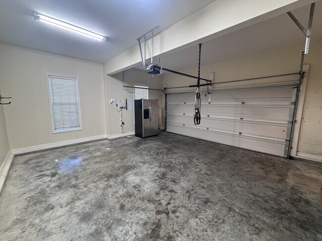 Building Photo - 105 Lake View Dr E