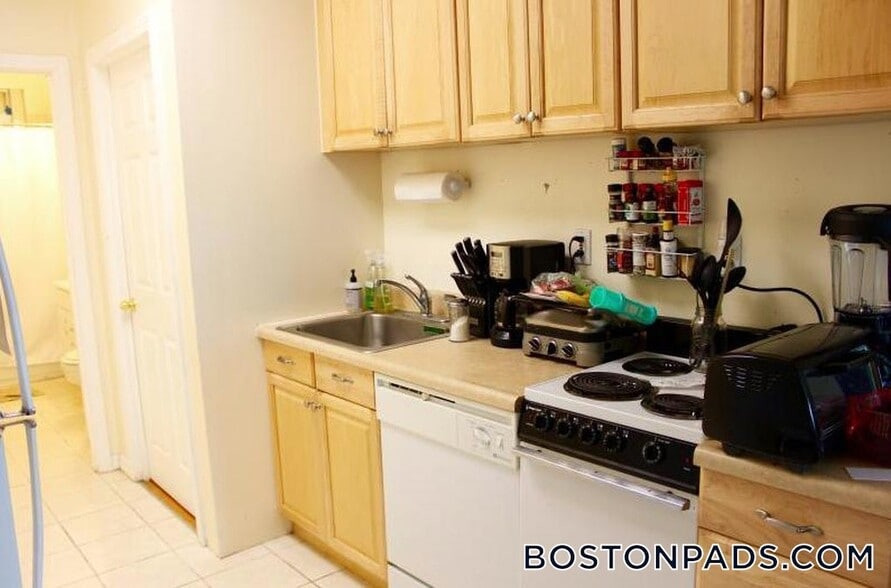 Building Photo - 879 Beacon St