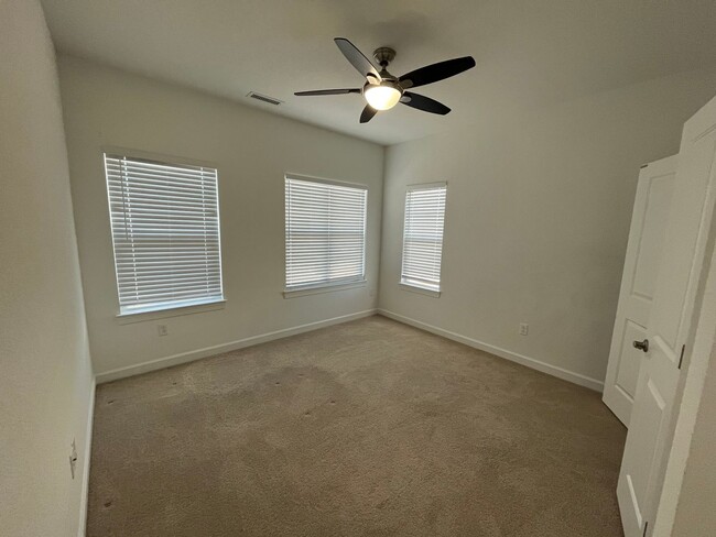 Building Photo - 4 Bedroom, 3.5 Bath Condo in Coveted Spenc...
