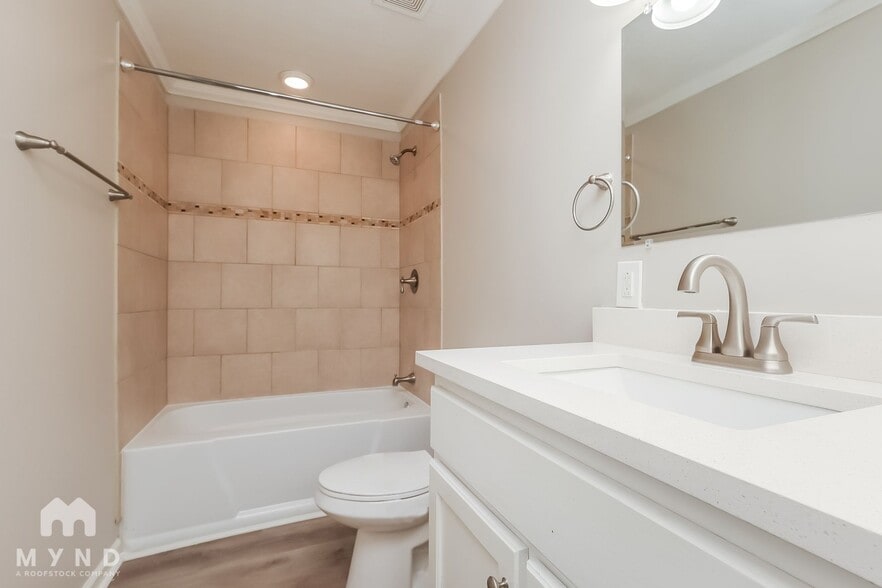 Building Photo - 204 Deerlake Dr