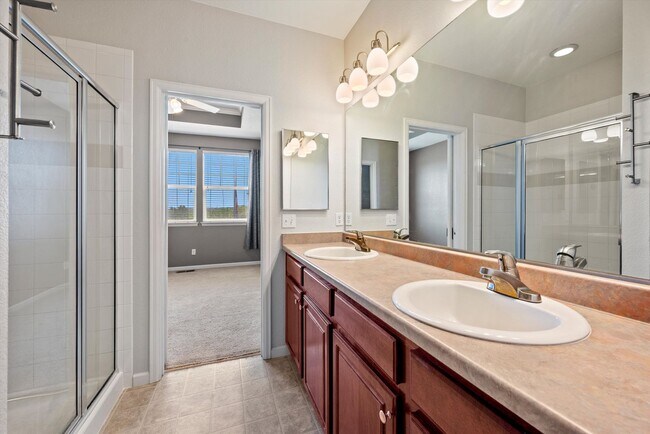 Building Photo - Comfortable Broomfield Townhome Close to Shopping & Trails