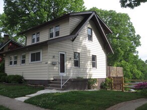 Building Photo - Updated 2 Bedroom 1.5 Bath in Pleasant Ridge
