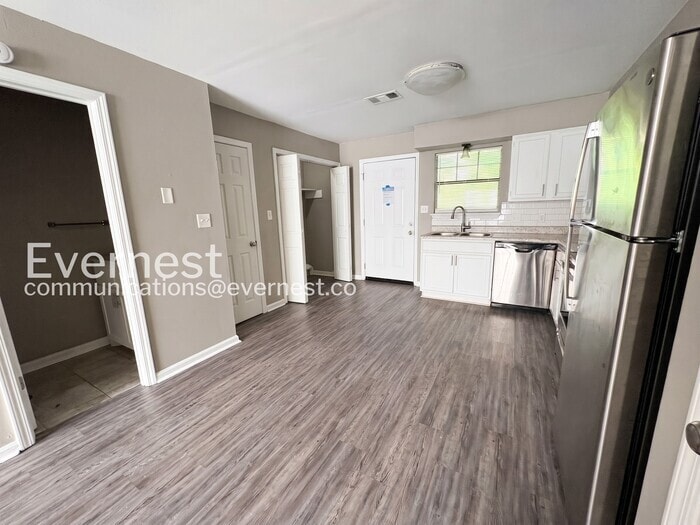 Building Photo - 1800 Labette Manor Dr