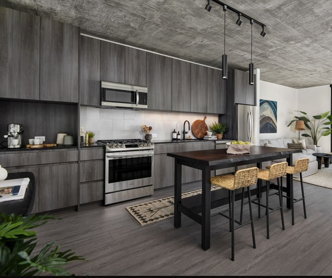 Building Photo - 1394 W Randolph St