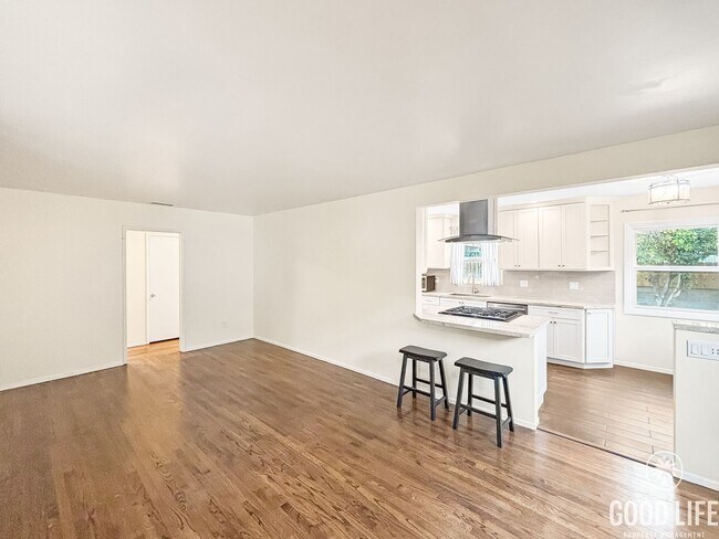 Building Photo - Beautiful 3BD/1.5BA Home in Allied Gardens...