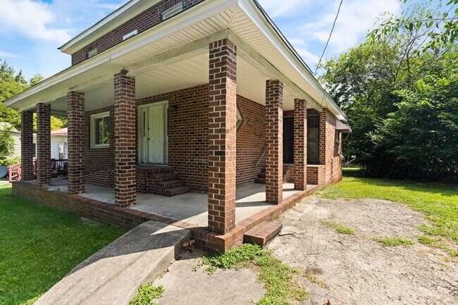 Building Photo - Apartment In Blackstone