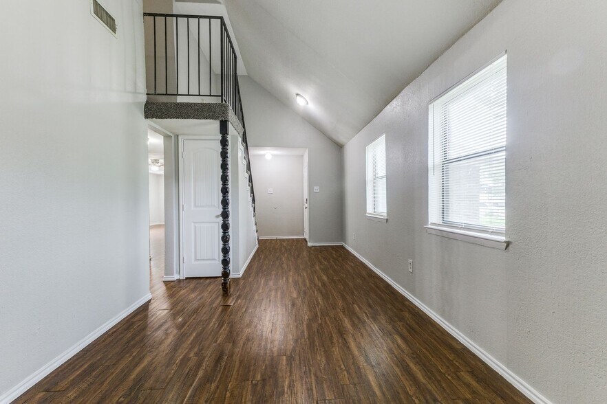 Building Photo - 12129 Spring Branch Dr