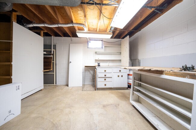 Building Photo - 9424 Thomas Rd