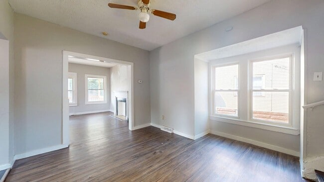 Building Photo - Updated 3 bedroom/1.5 bathroom, Single Fam...