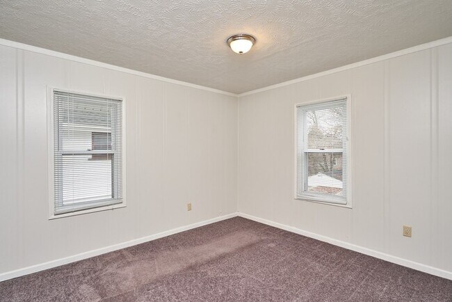 Building Photo - 4 to 5 Bedroom For Rent in North Hill