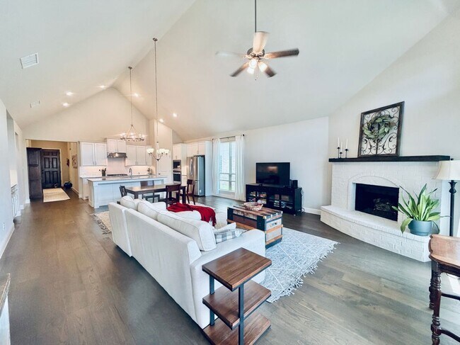 Building Photo - 14044 Falcon Ranch Dr