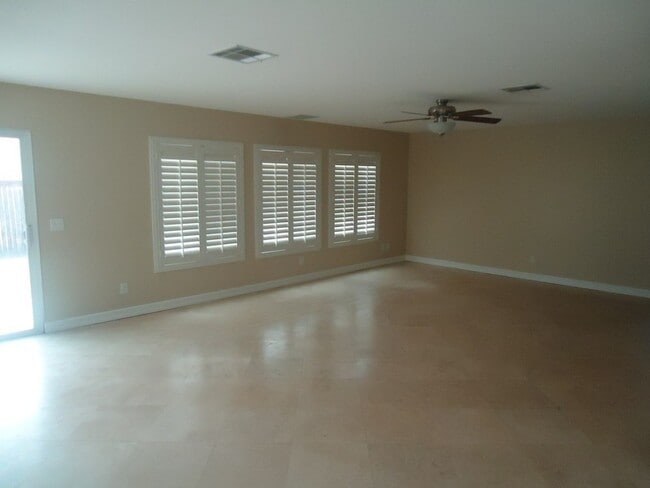 Building Photo - Huge 4 bedroom Masterpiece in the Terra Vista Community For Rent