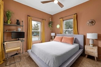 Building Photo - 1107 E 10th St