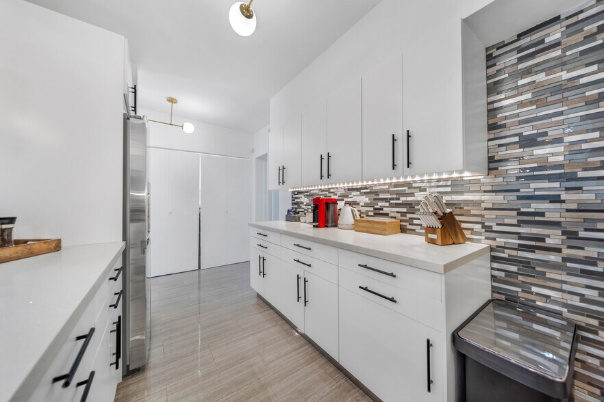 Building Photo - 1800 SW 5th Ave