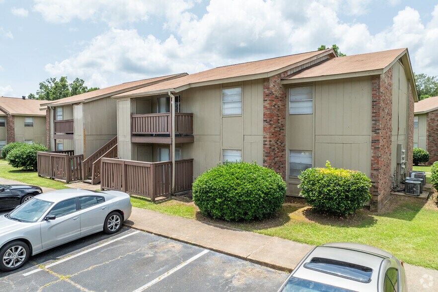 Building Photo - Village Green Apartments